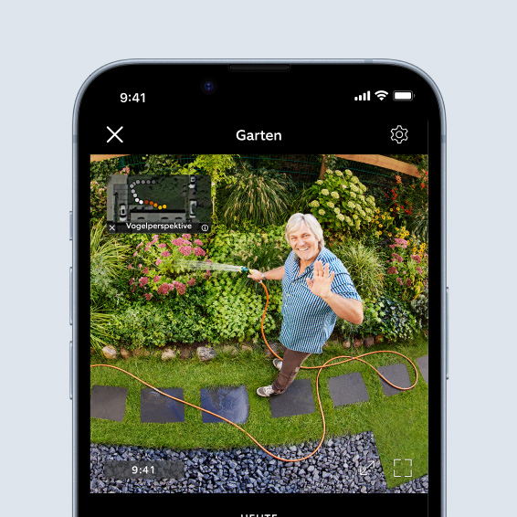 Ring App Live View zeigt Frau auf Terrasse bei Nacht mit Bird's Eye View Bewegungsverfolgung in Echtzeit-HD-Video.