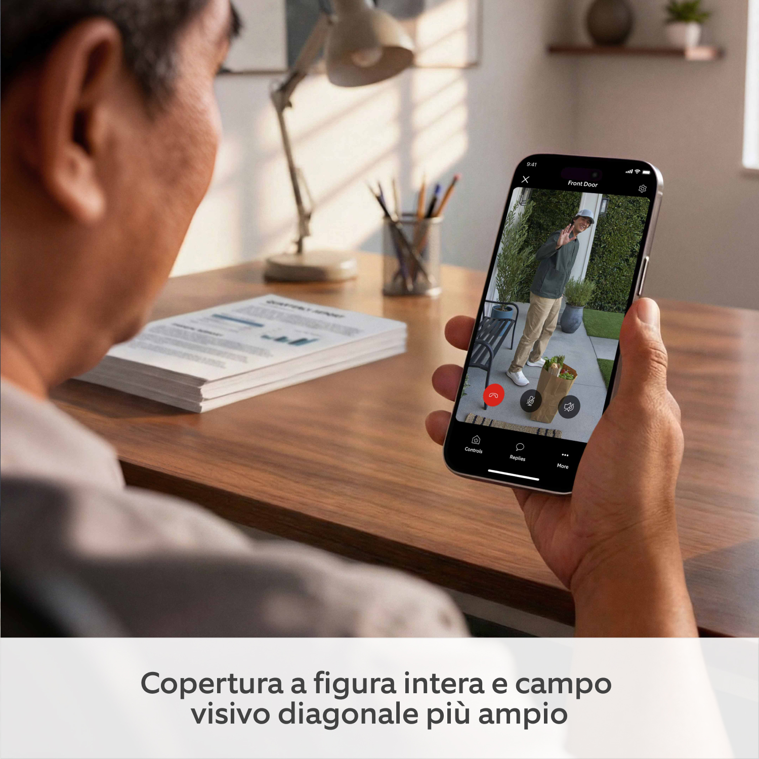Wired Video Doorbell (ultimo modello) con adattatore plug-in (for Wired Video Doorbell (2nd Gen)) - Una persona con in mano uno smartphone che mostra le riprese di un corriere che porta la spesa