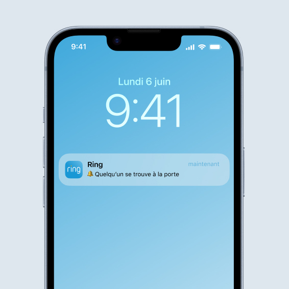 Écran de smartphone affichant une notification Ring signalant une personne détectée à la porte d'entrée.