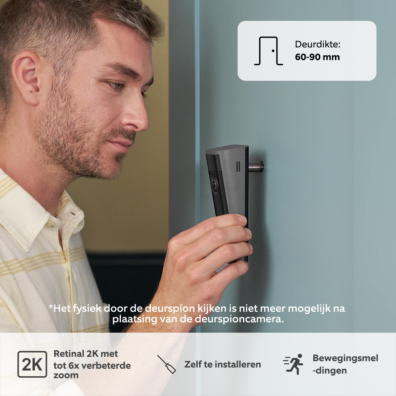 Peephole Camera 2K (60-90 mm) - Man in profiel die een Deurspioncamera 2K installeert in een lichtblauwe deur.