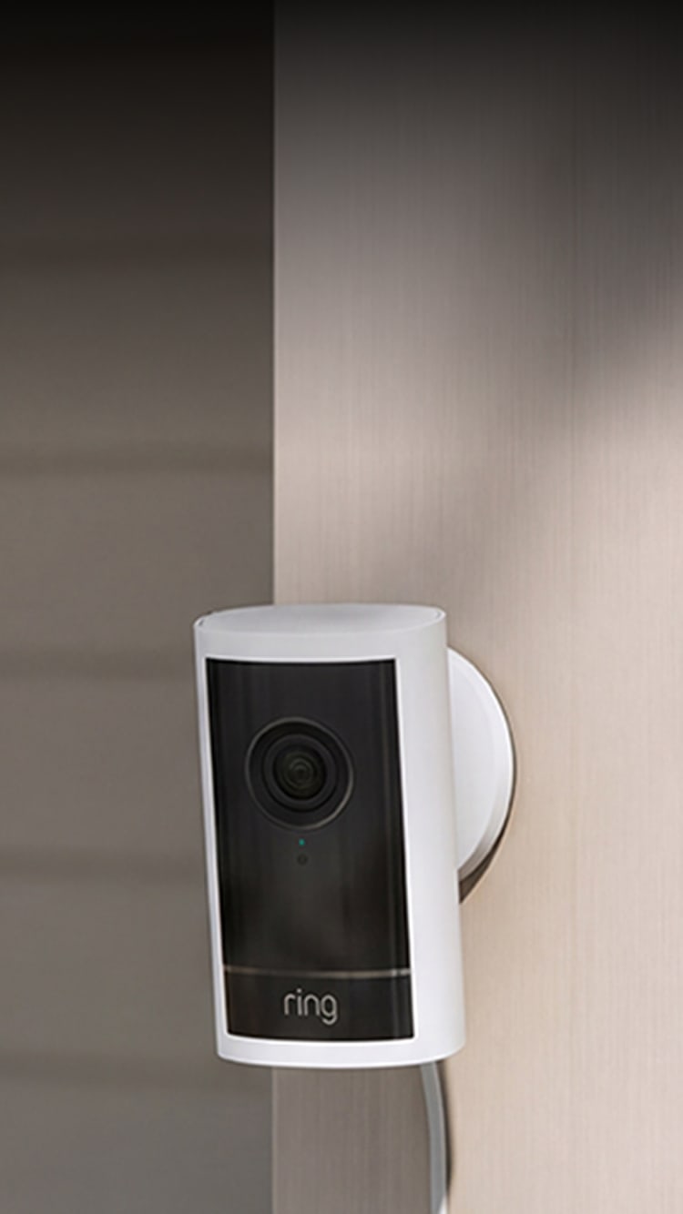Caméras de sécurité sur fond de mur : Spotlight Cam Pro (2nd Gen) fixée au mur.