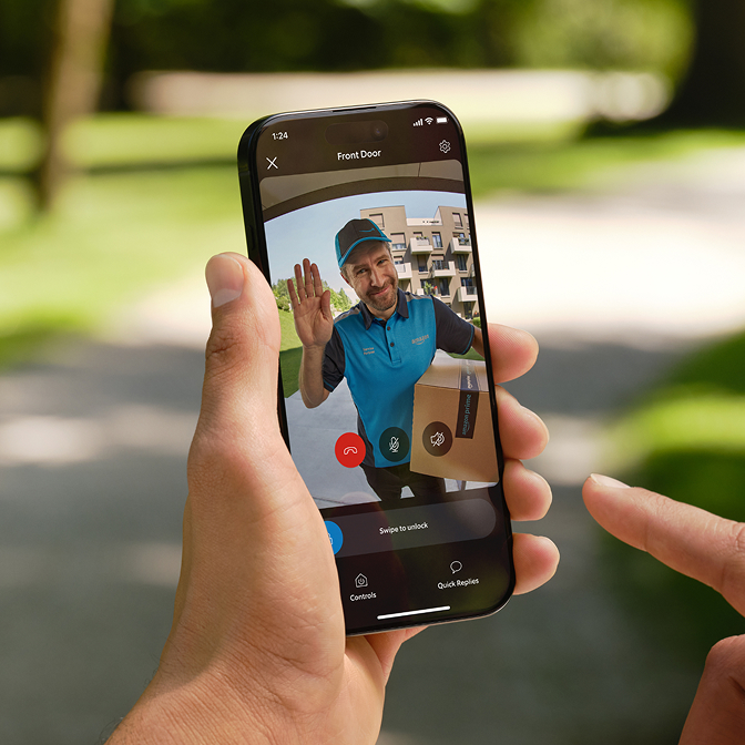 Een bezorger die aanbelt via de intercom en een jogger die de deur ontgrendelt via de Ring-app.