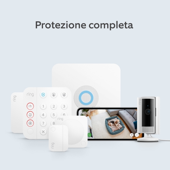 Ring Alarm con tastiera, sensori e Indoor Cam accanto a telefono che mostra video in diretta di un animale domestico.