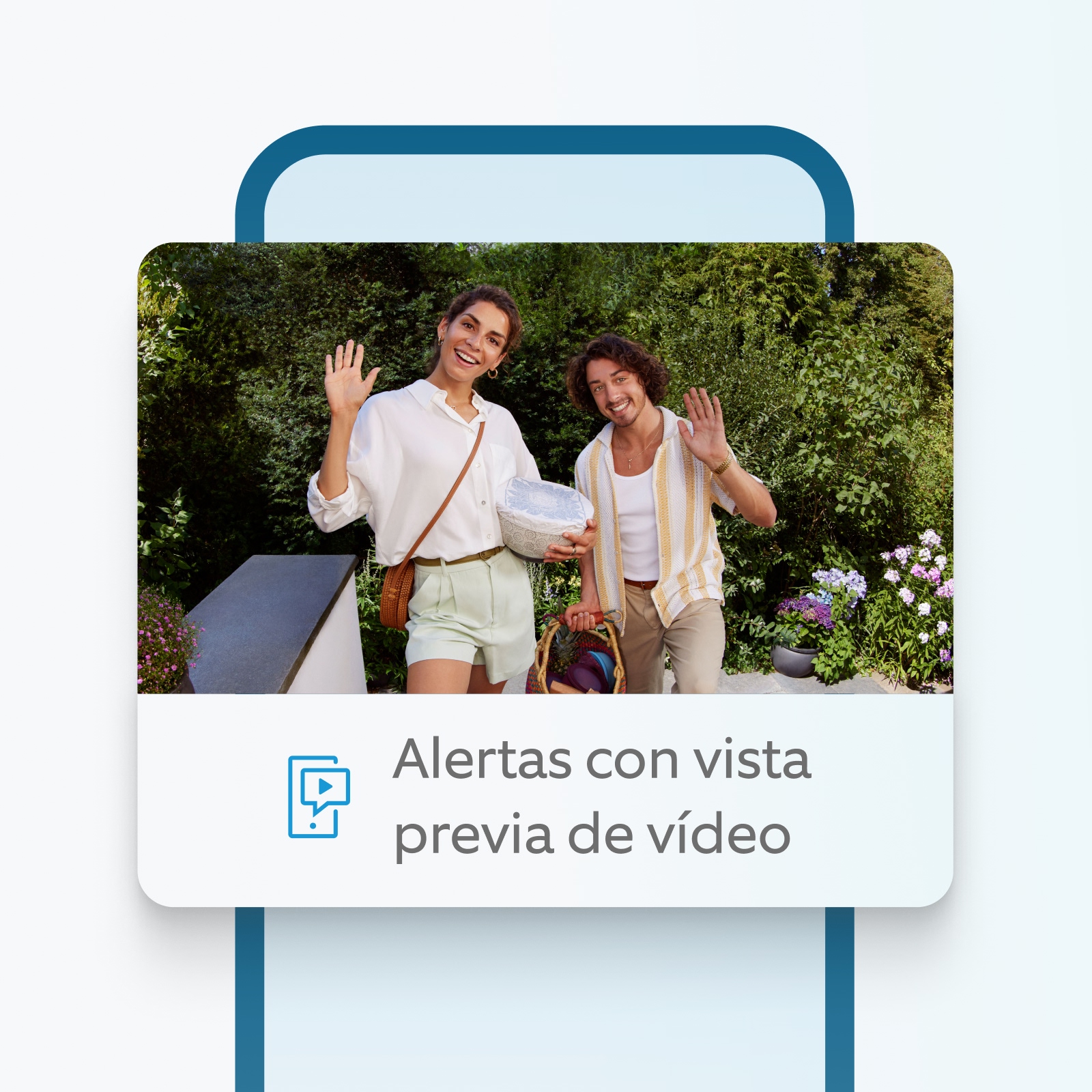 Dos visitantes sonrientes saludan a la cámara del timbre, mostrando la función de vista previa de video de Ring.