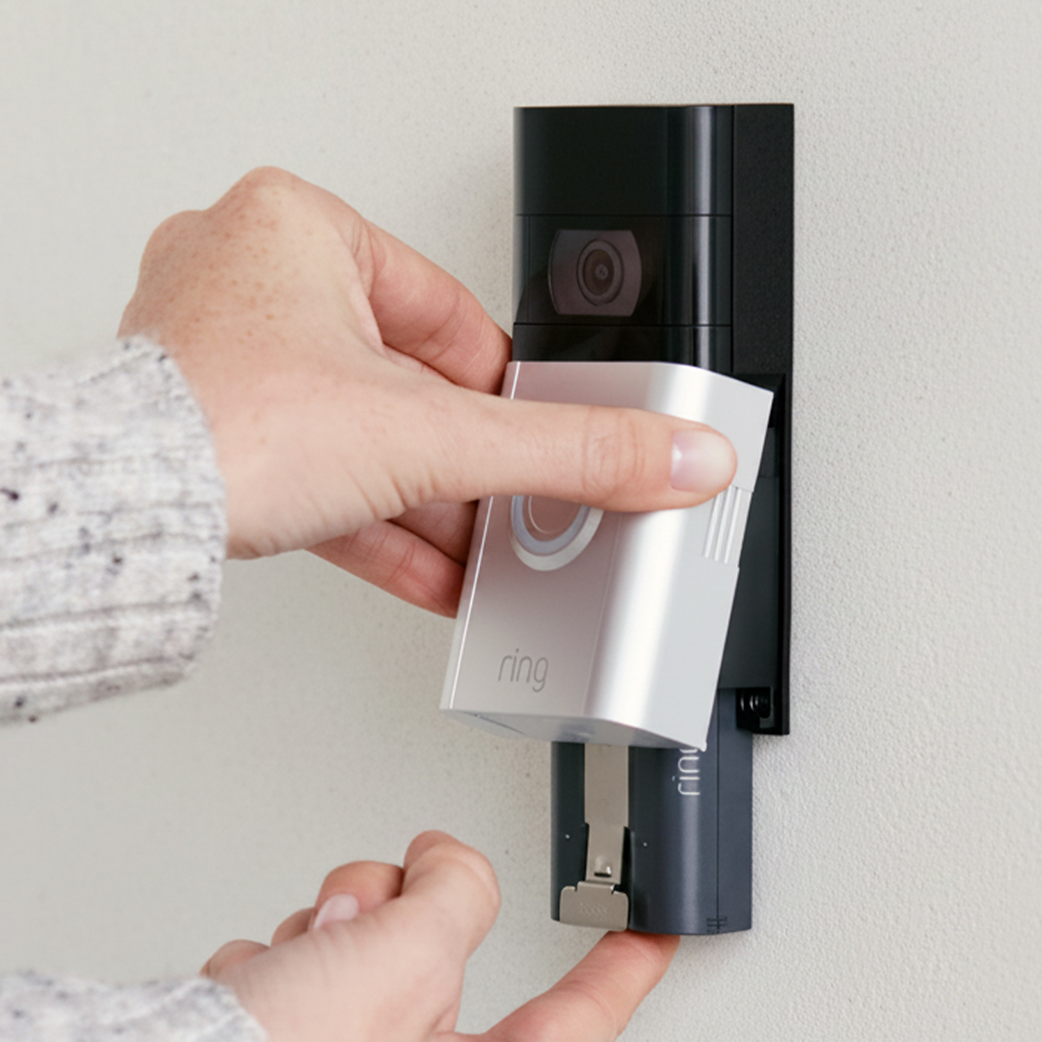 Batteria ricaricabile a sgancio rapido - Quick Release Battery Pack inserita in un Ring Battery Video Doorbell