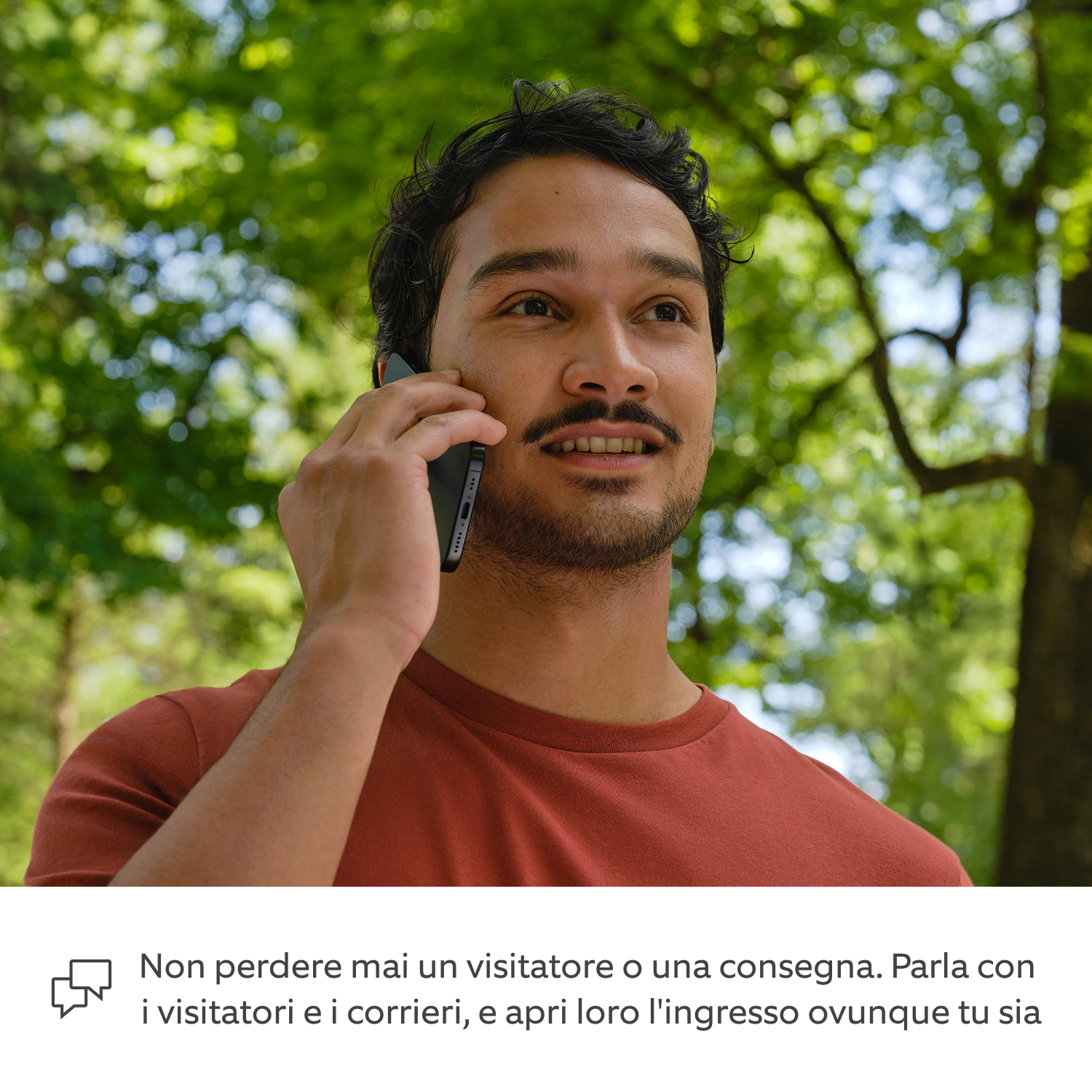 Ring Intercom Audio + Alarm Security Kit, 5 pezzi - Un jogger ascolta una chiamata audio da Ring Intercom