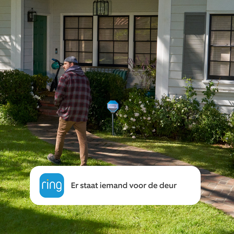 Een man loopt over het pad naar de voordeur van een huis. De tekst op de afbeelding luidt: 