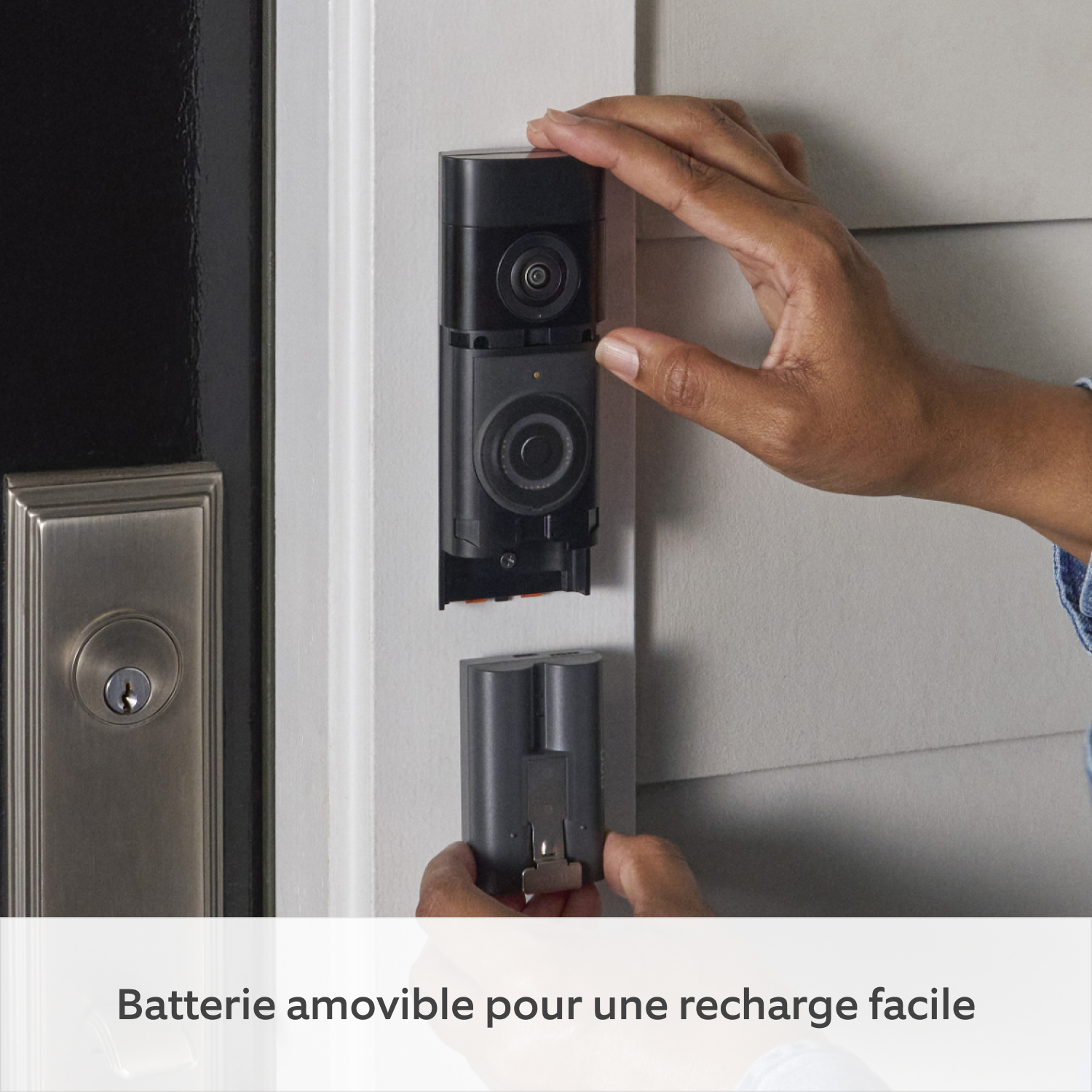 Sonnette vidéo Plus sans fil (nouvelle génération) (for Battery Video Doorbell Plus) - Mains retirant la batterie rechargeable d'une Battery Video Doorbell Plus fixée sur un montant de porte