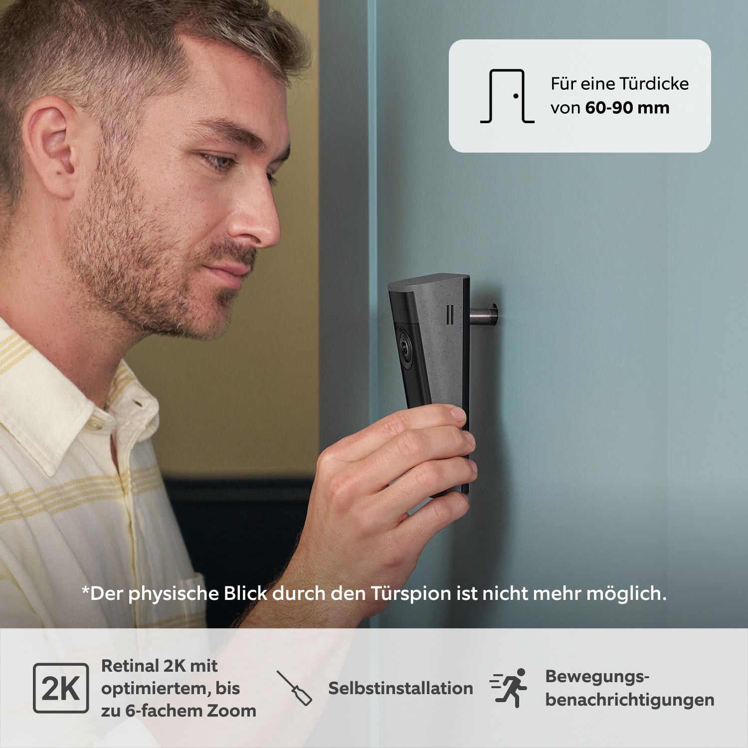 Peephole Camera 2K (60-90 mm) - Seitenansicht eines Mannes, der den Video-Türspion 2K in eine hellblaue Tür einsetzt.