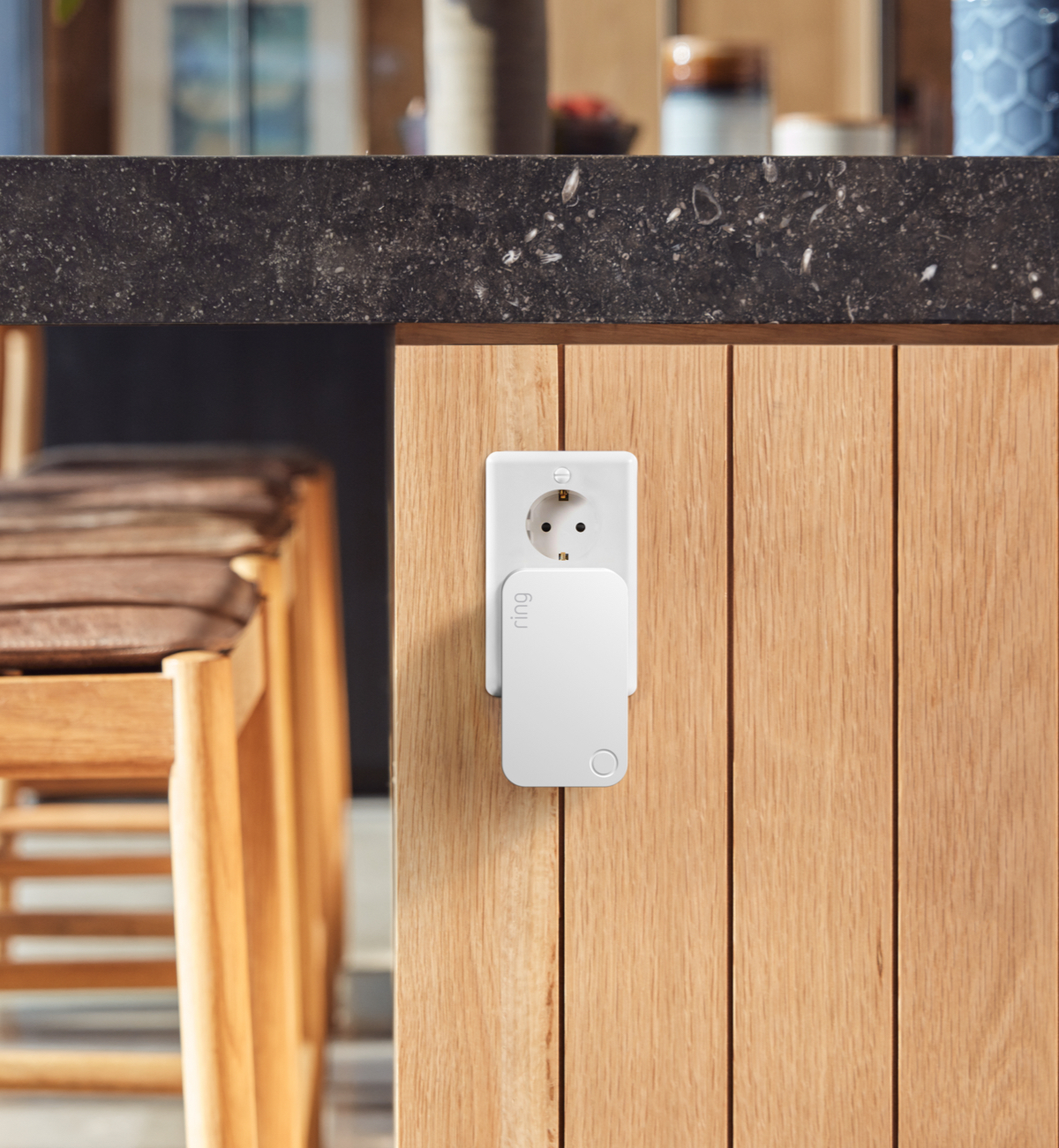 Ring Range Extender in Wandsteckdose unter Küchentheke zur Verstärkung des Alarmsignals.