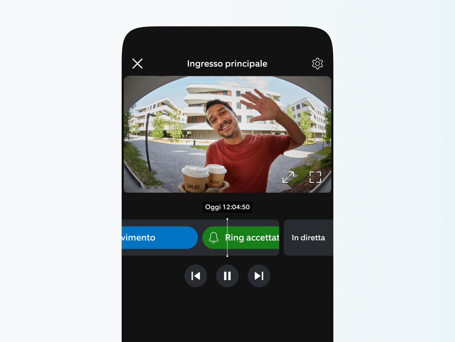 Schermo dello smartphone che mostra una registrazione video di un uomo che saluta.
