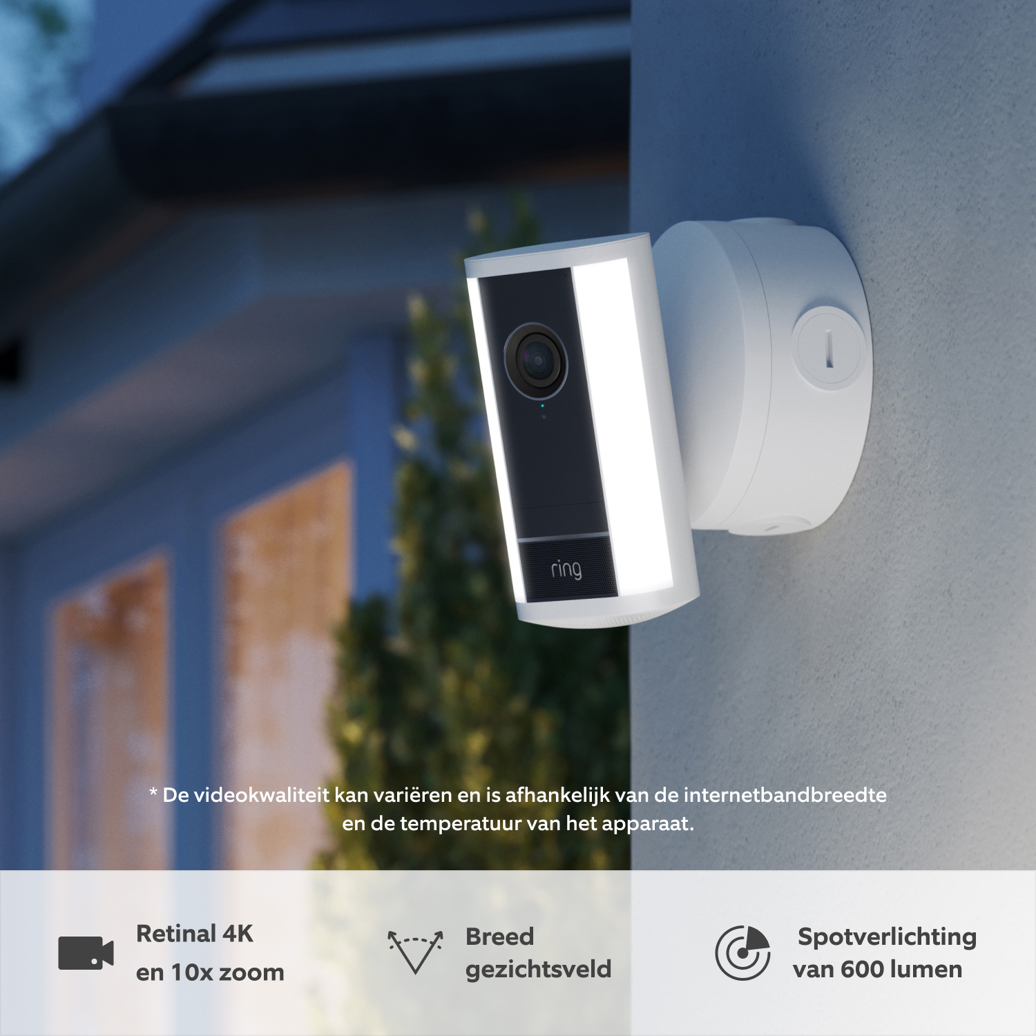 Spotlight Camera Pro (nieuwste generatie) met PoE-adapter (for Spotlight Cam Pro (2nd Gen) with PoE Adaptor) - Witte Ring Spotlight Camera Pro (nieuwste generatie) die in de schemering aan een muur is bevestigd, met de ingebouwde led-schijnwerpers verlicht