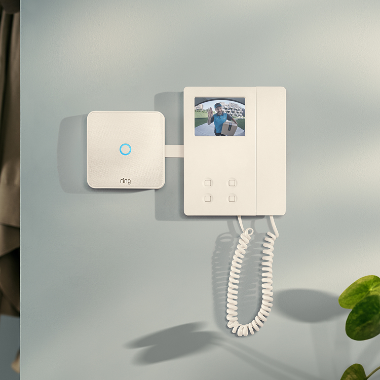 Ein Mann mit Rucksack verlässt sein Haus. Ring Intercom Video an der Wand installiert.