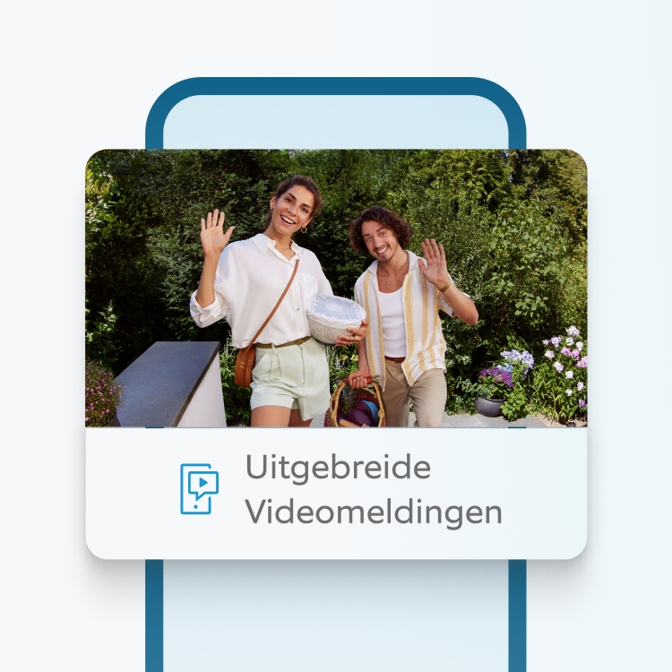 Twee glimlachende bezoekers zwaaien naar deurbel camera, Ring's video preview alert functie in actie.