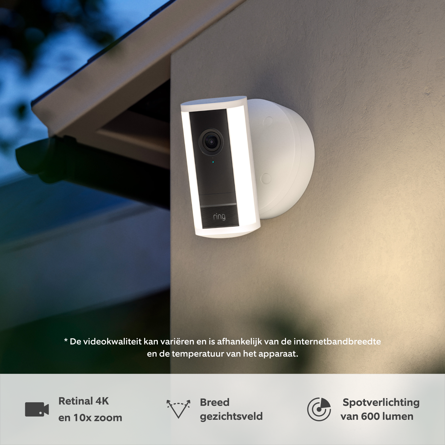 Spotlight Camera Pro bedraad (nieuwste generatie) (for Spotlight Cam Pro Wired (2nd Gen)) - Witte Ring Spotlight Camera Pro (nieuwste generatie) die in de schemering aan een muur is bevestigd, met de ingebouwde led-schijnwerpers verlicht