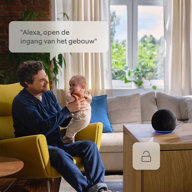 Een vader die zijn kind vasthoudt en tegen Alexa praat.