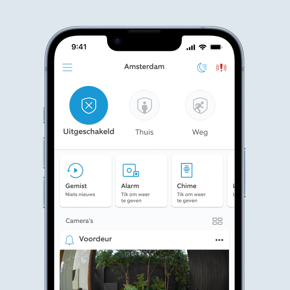 Ring-app-interface toont inactieve beveiligingsmodus, camerabeeld en verbonden apparaatopties op smartphone.