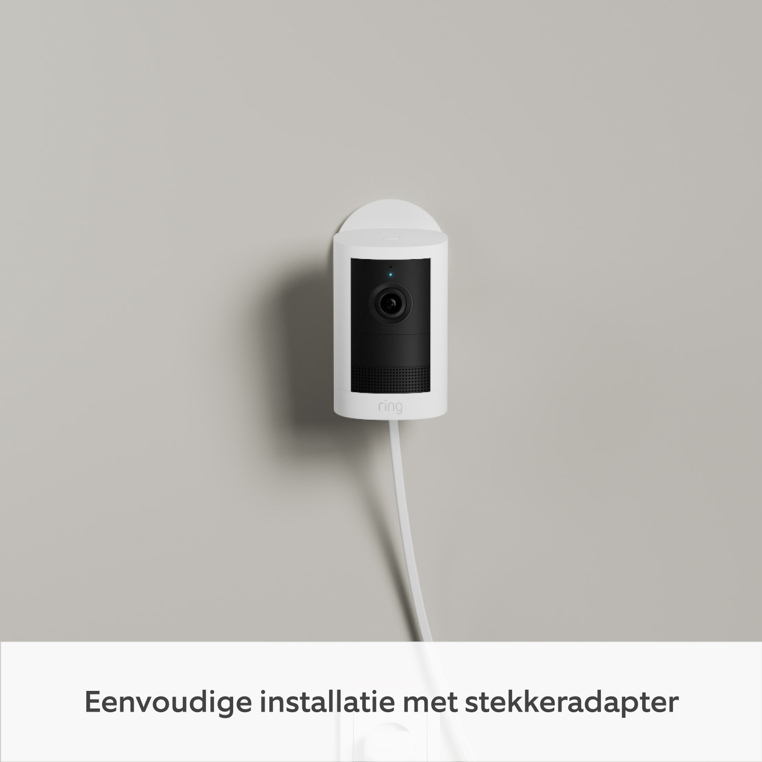 Buitencamera met stekkeradapter (nieuwste generatie) (for Outdoor Camera Plug-in) - Witte Ring Outdoor Camera Plug-in (2nd Gen) op grijze muur met tekst 'Easy Plug-in Install' eronder.