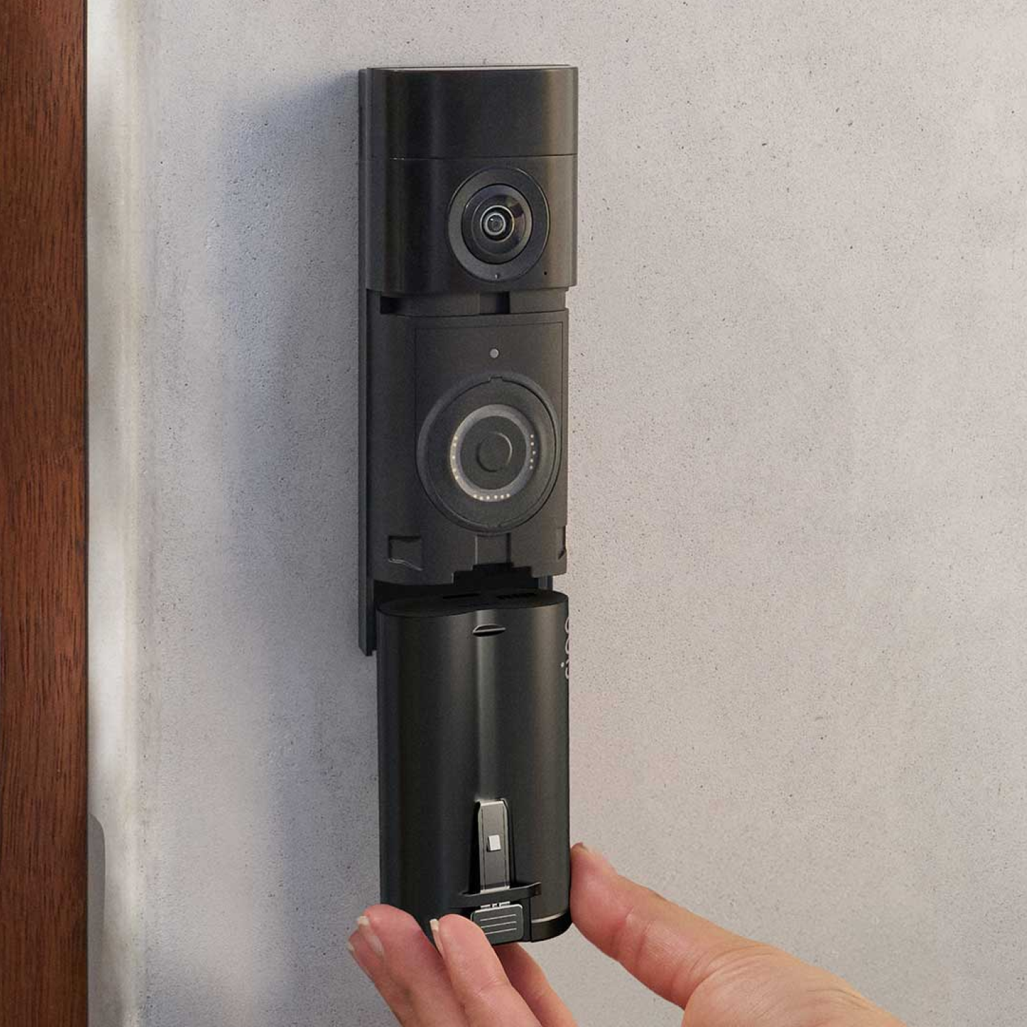 Batterie rechargeable Ultra (for Battery Video Doorbell Plus (2e gén.), Battery Video Doorbell Pro (2e gén.)) - Quick Release Ultra Battery Pack monté sur un mur