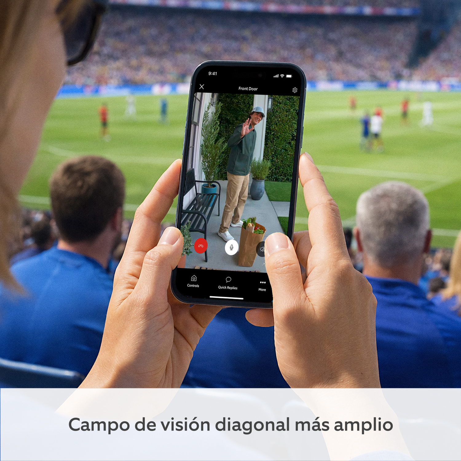 Videotimbre Pro con batería (última generación) (for Battery Video Doorbell Pro) - Una persona con un smartphone en el que se ve a una niña saludando a la cámara