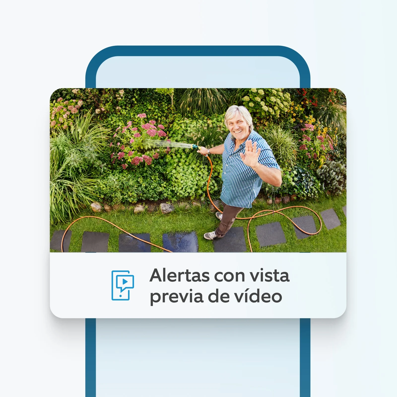 Hombre regando el jardín saluda a la cámara, visto en vista previa de alerta de video Ring por detección de movimiento.