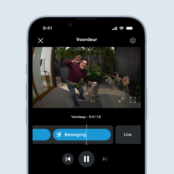 Man met hond zwaait bij de deur, getoond in live HD-videostream op de Ring app-interface.