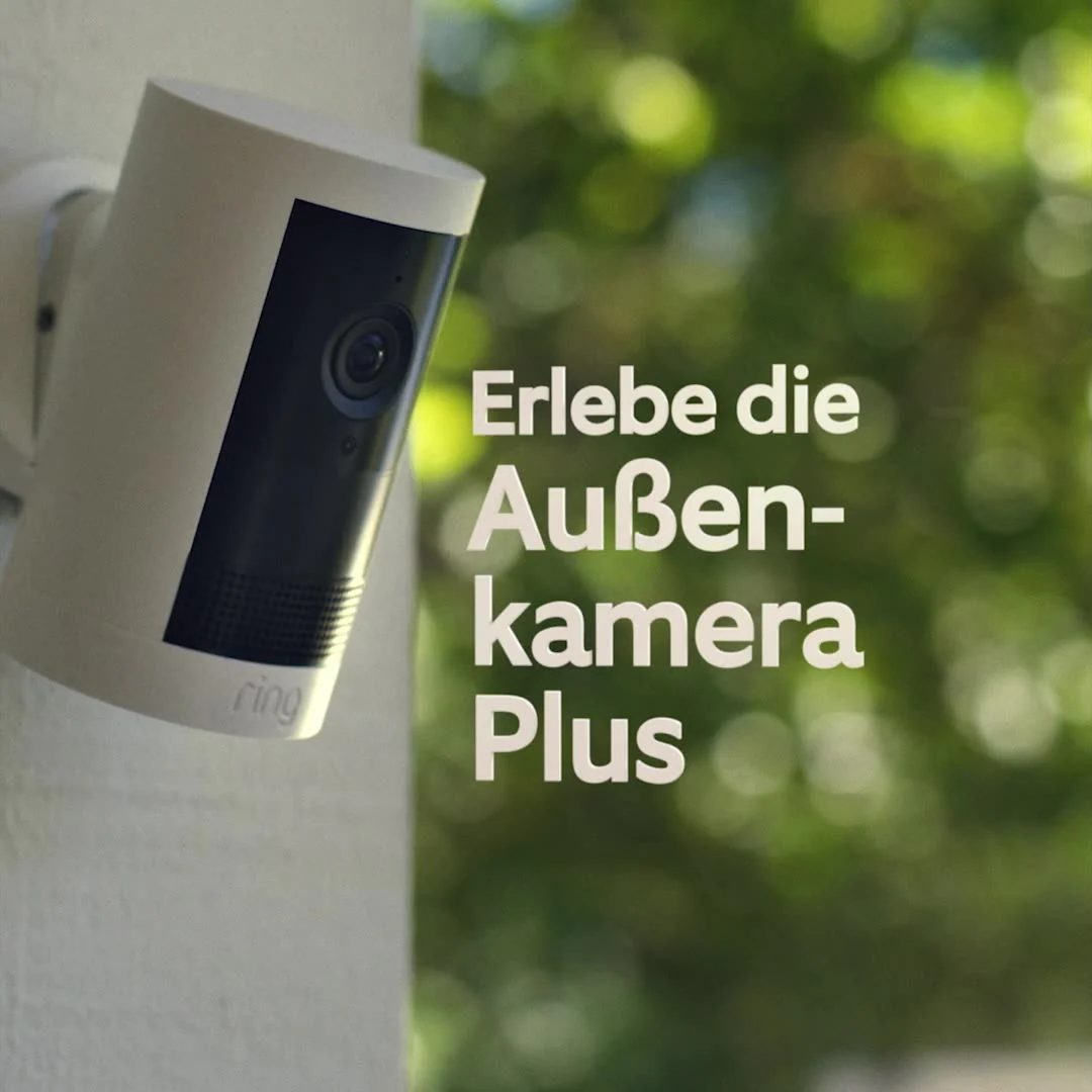 Ring Outdoor Camera Plus nimmt klare 2K-Aufnahmen von Terrasse und Garten bei Tag und Nacht auf, drinnen wie draußen.