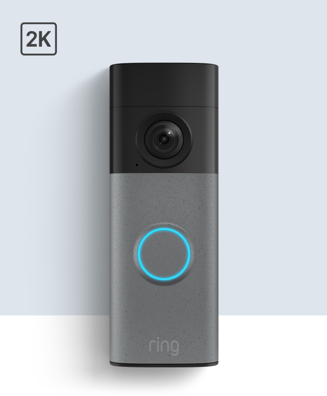 Ring video deurbel met 2K-resolutie, zwarte bovenkant met cameralens, grijze behuizing en blauw verlichte knop.