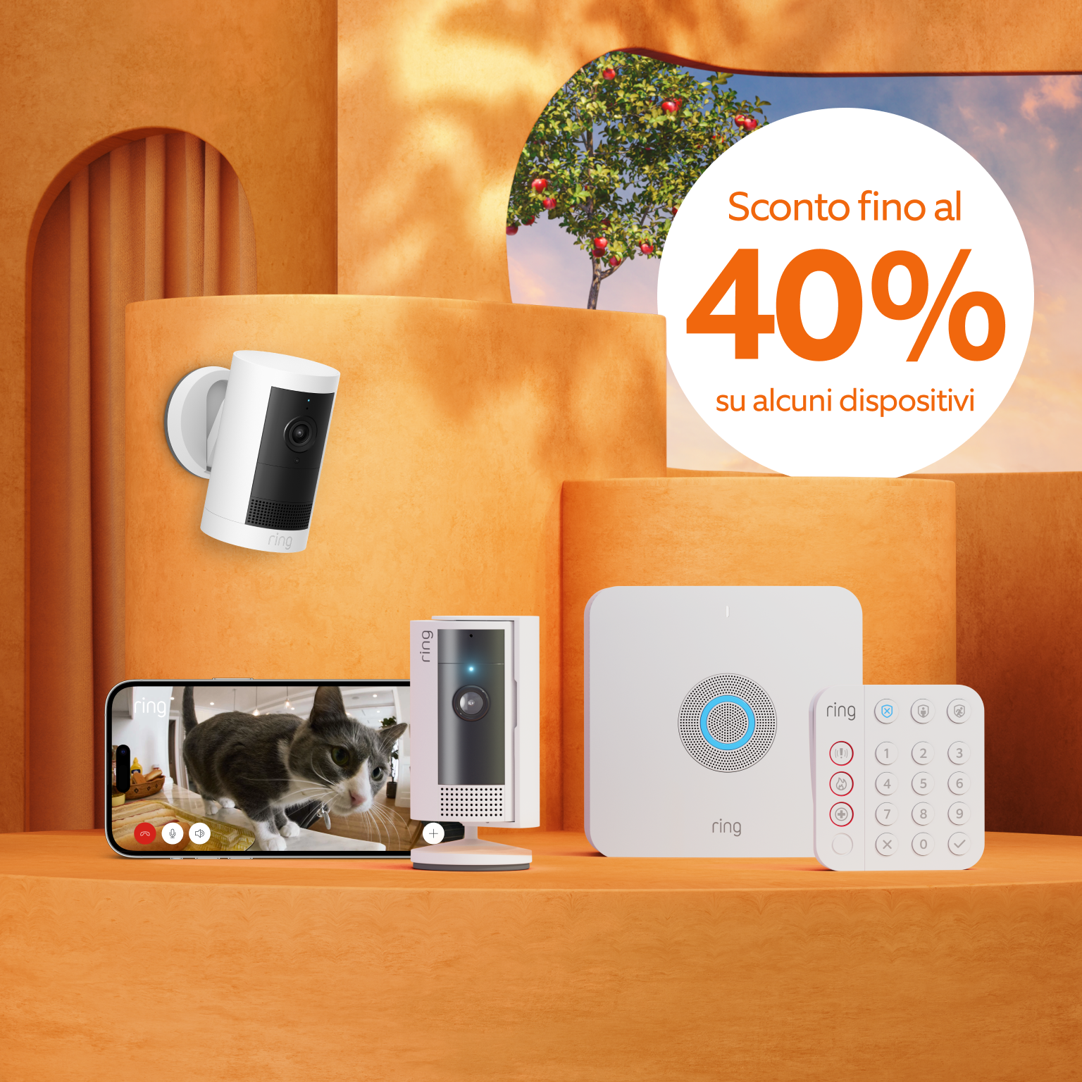 Sfondo arancione con telecamera interna bianca a parete, una su gradino vicino a campanello argento, smartphone e bolla di testo con sconto fino al 40%.