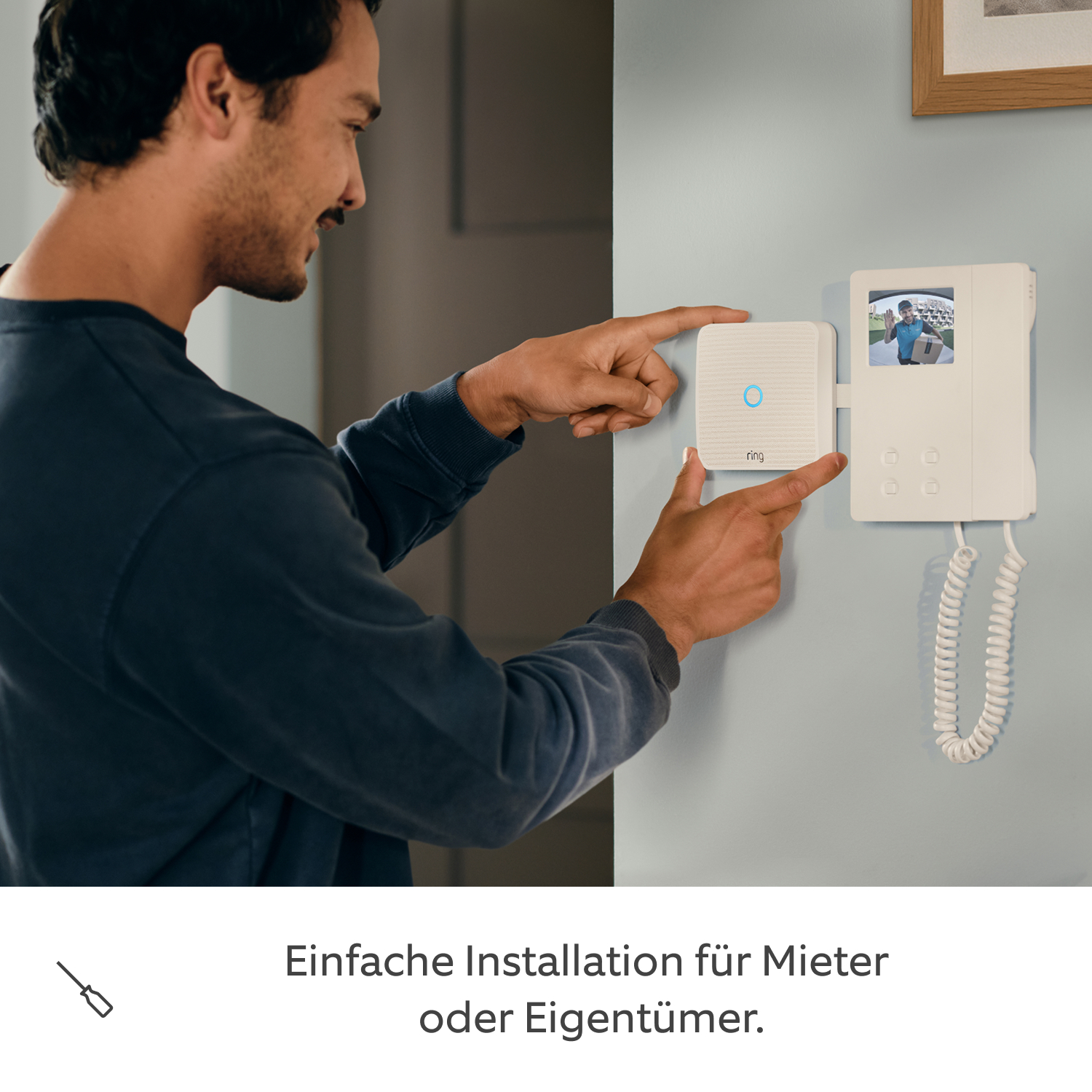 Ring Intercom Video + Schnellwechsel-Akkupack + Ladestation - Ein Mann installiert ein Ring Intercom Video.