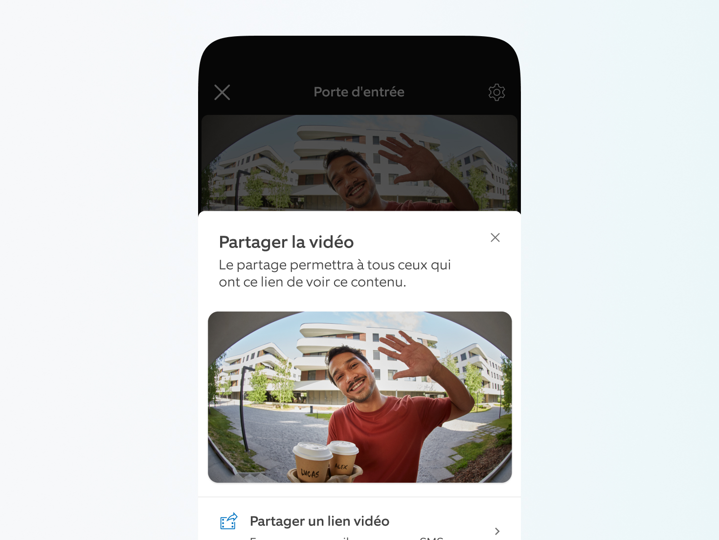 Écran de smartphone de l'application Ring montrant un enregistrement vidéo d'un homme agitant la main avec les options de partage en bas.