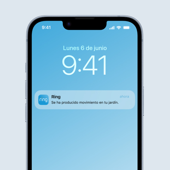 Pantalla de smartphone mostrando una notificación en tiempo real en la app Ring por movimiento detectado en el jardín.