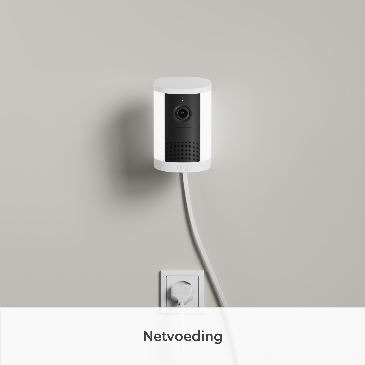 Spotlight Camera met stekkeradapter (nieuwste generatie) (for Spotlight Cam) - Spotlight Cam (2nd Gen) aan een muur bevestigd, verbonden via een witte kabel met een stopcontact.