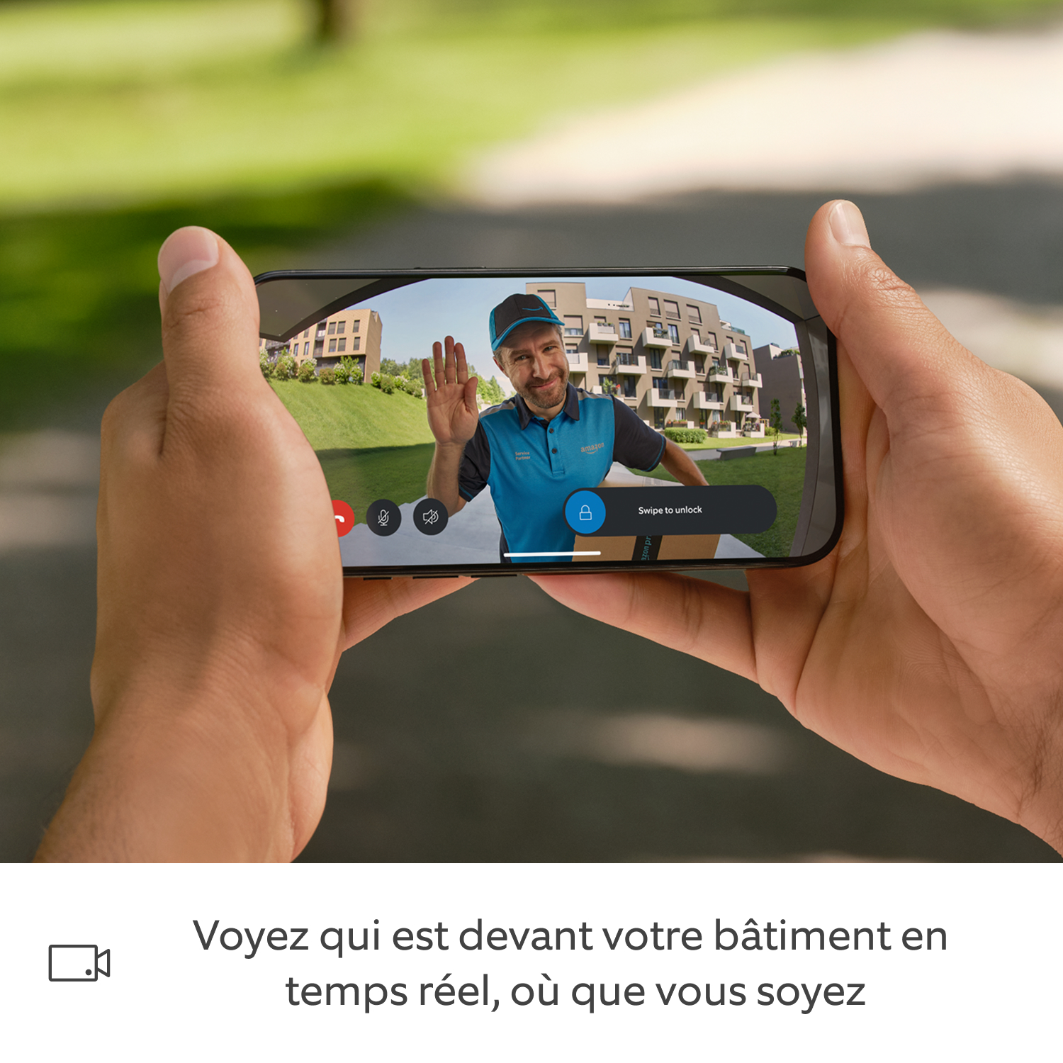 Ring Intercom Video + Batterie Rechargeable - Un joggeur tient un smartphone affichant l'application Ring.