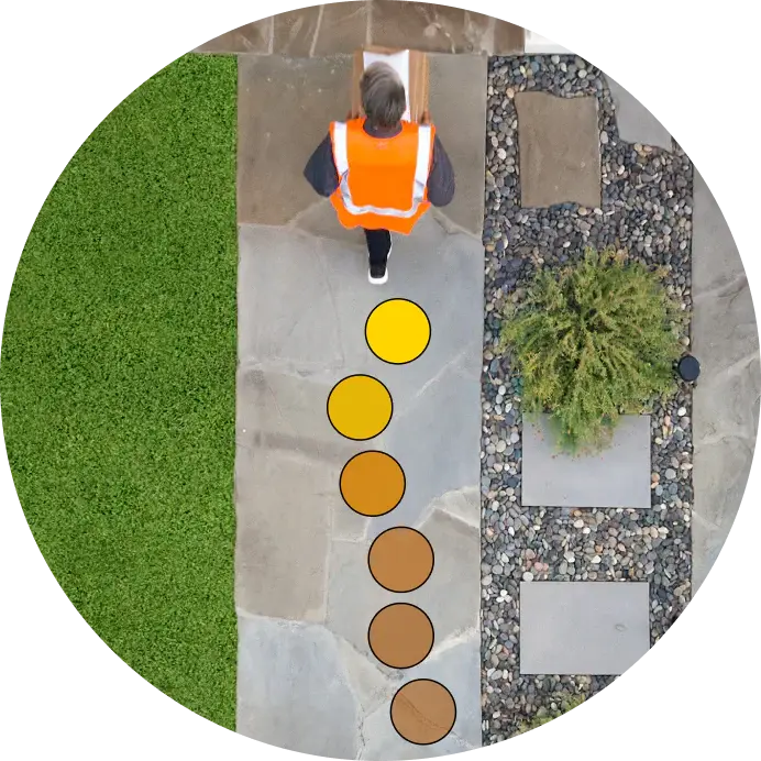 Vue aérienne d'un livreur sur un chemin avec marqueurs colorés montrant le suivi des mouvements via Bird's Eye View.