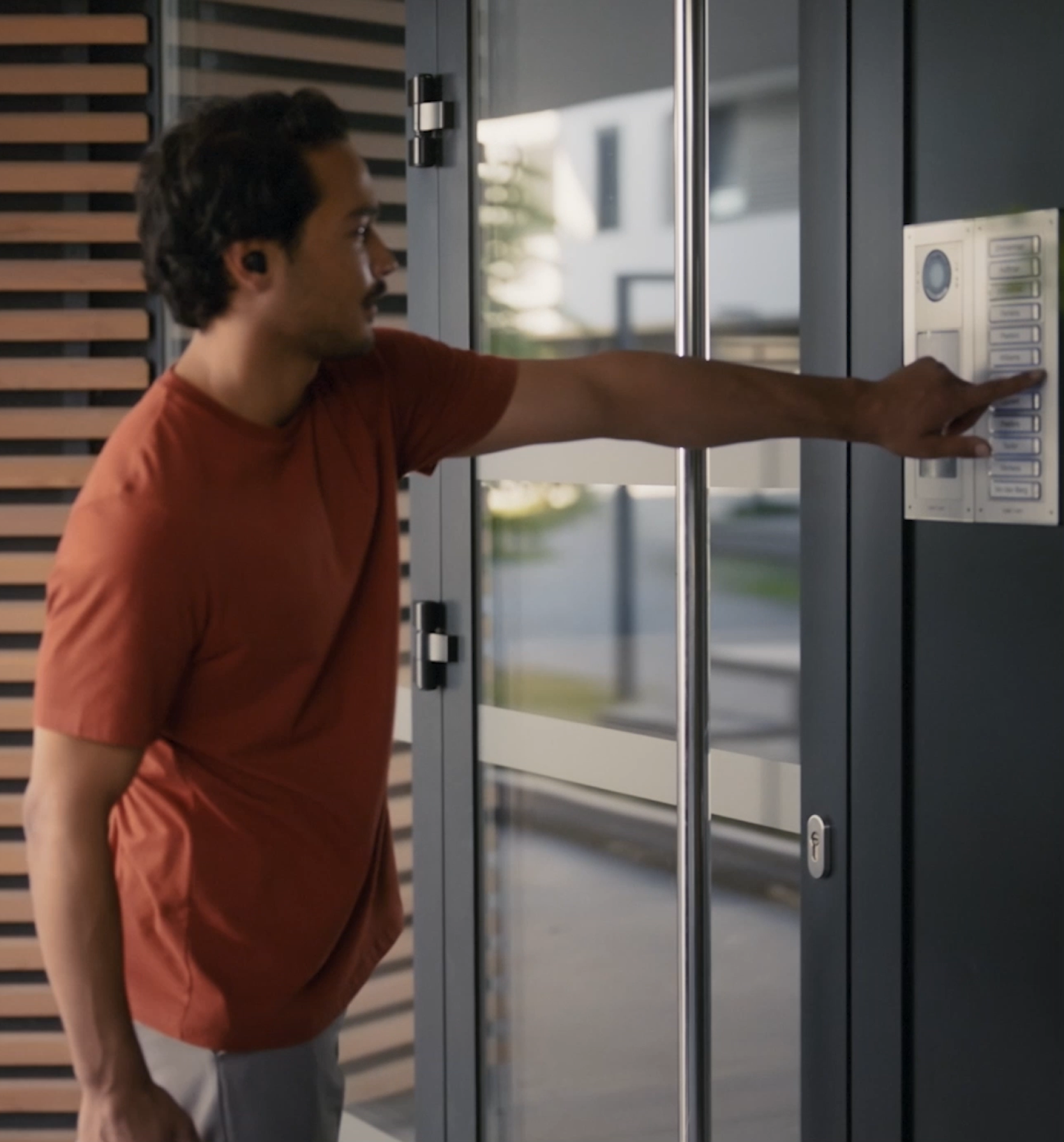 Een jogger die luistert naar een audiogesprek via een Ring Intercom.