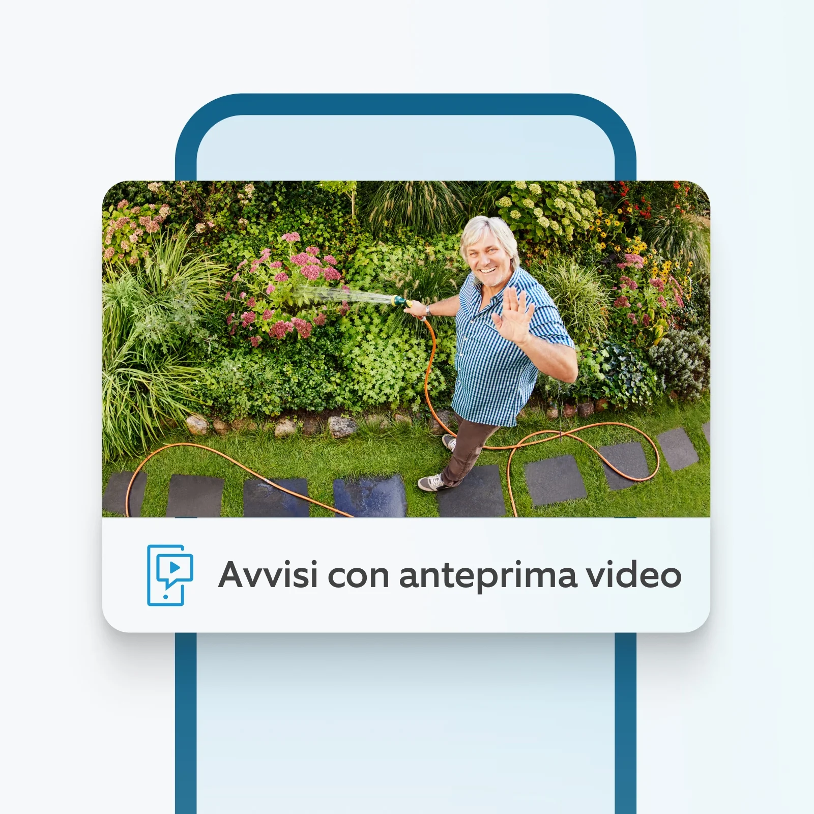 Uomo che innaffia il giardino saluta la telecamera, mostrato nell'anteprima video Ring come notifica di movimento.
