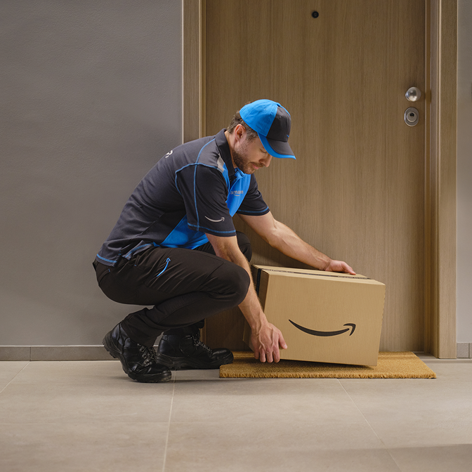 Een bezorger die een pakket bij je voordeur aflevert.