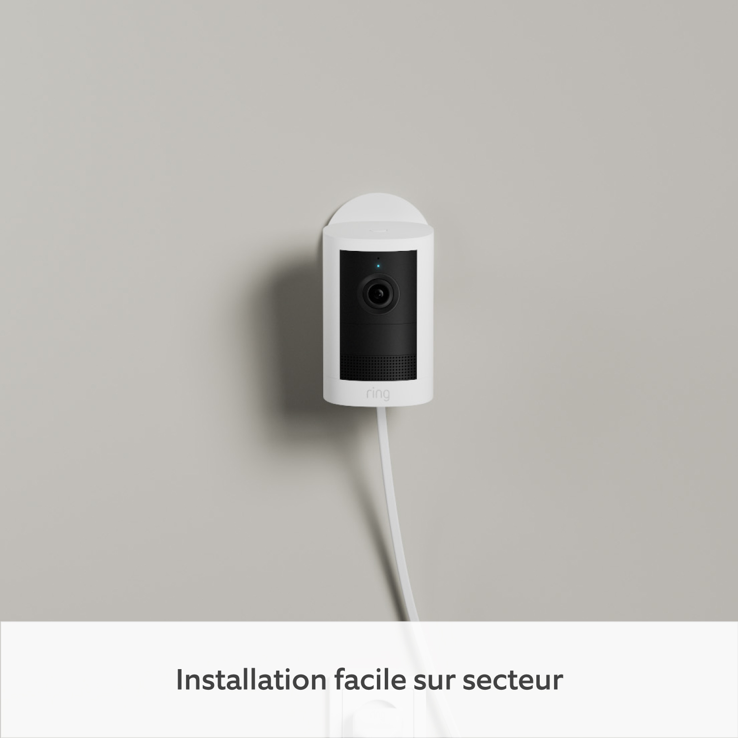 Caméra extérieure sur secteur (nouvelle génération) (for Outdoor Camera Plug-in) - Ring Outdoor Camera Plug-in 2nd Gen blanche sur mur gris avec texte 'Easy Plug-in Install' en dessous.