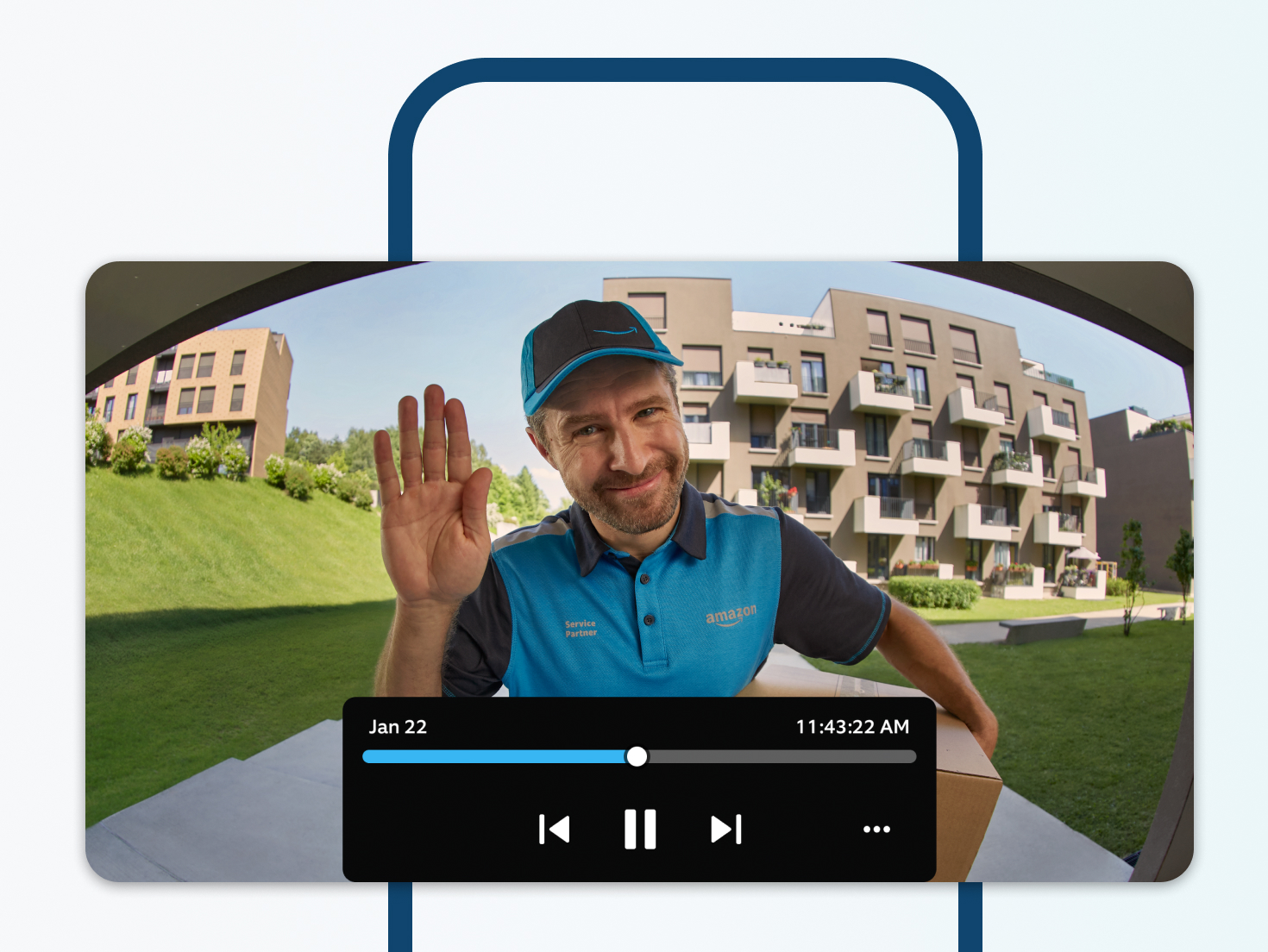 Smartphonescherm toont een video-opname van een bezorger die een doos vasthoudt en zwaait.
