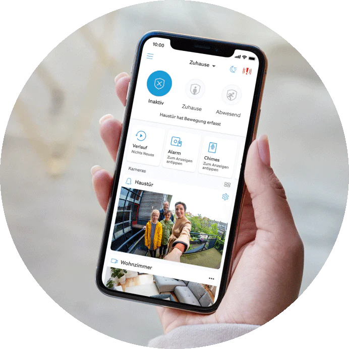 Smartphone mit geöffneter Ring-App zeigt Live-Video von Besuchern an der Tür und Gerätestatus.