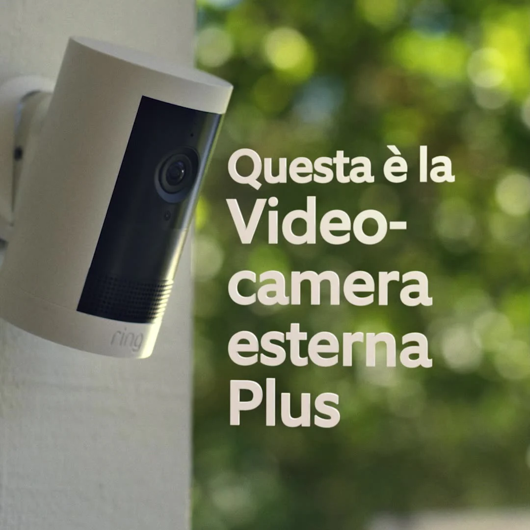 Ring Outdoor Camera Plus che cattura riprese 2K nitide e grandangolari di patio e giardino, di giorno o di notte.