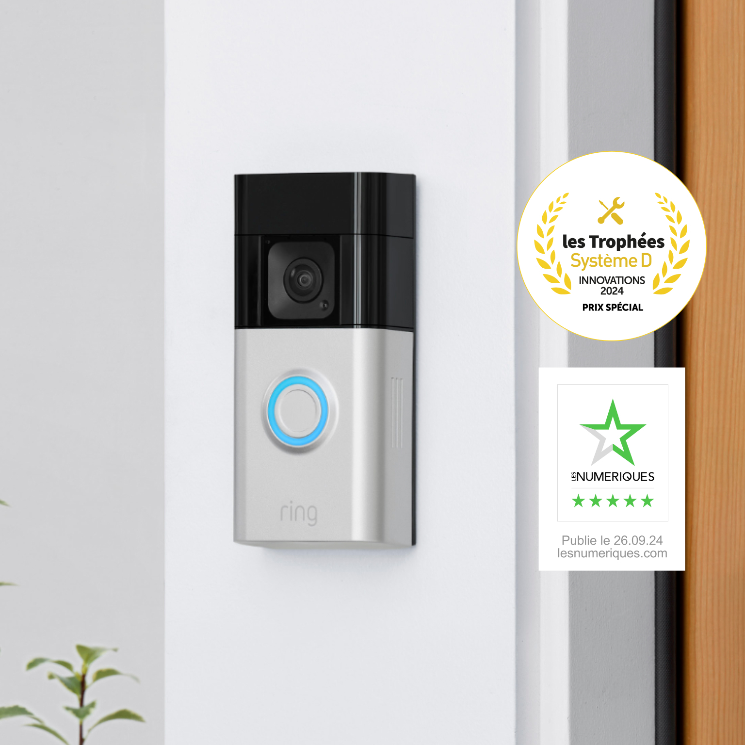 Sonnette vidéo Ring argentée sur mur blanc, présentée avec deux prix d'innovation et note 5 étoiles.