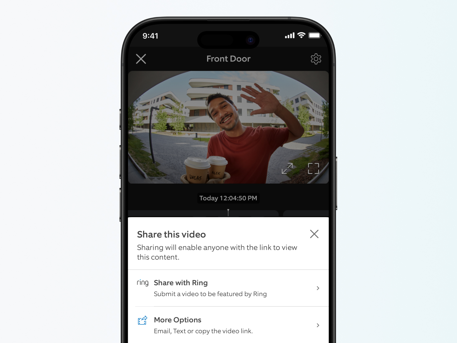 Smartphonescherm van Ring App met video-opname van zwaaiende man en 'Video delen'-opties onderaan het scherm.