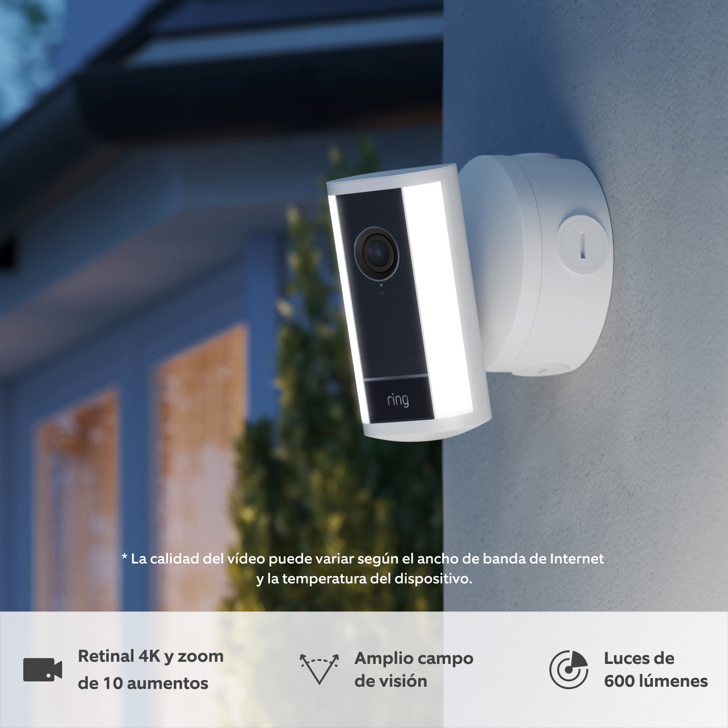 Cámara Pro con luces (última generación) con adaptador PoE (for Spotlight Cam Pro (2nd Gen) with PoE Adaptor) - Se muestra una cámara Pro con luces Ring (última generación blanca instalada en la pared al atardecer bajo la lluvia, con las luces LED integradas encendidas.