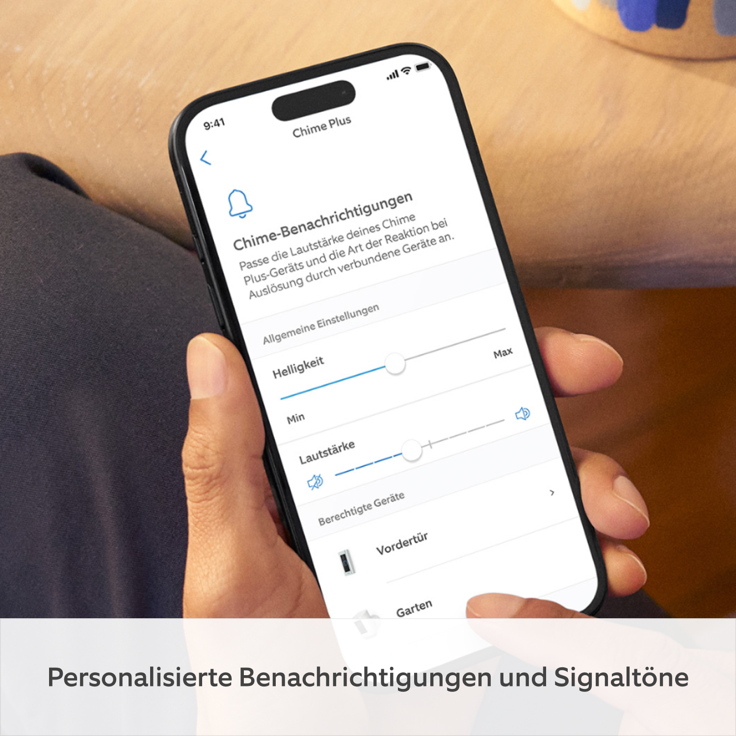 Chime Plus - Smartphone in einer Hand mit Einstellungen für Ring Chime Plus; der Bildschirmtext lautet: „Eigene Signaltöne für jedes Gerät“.