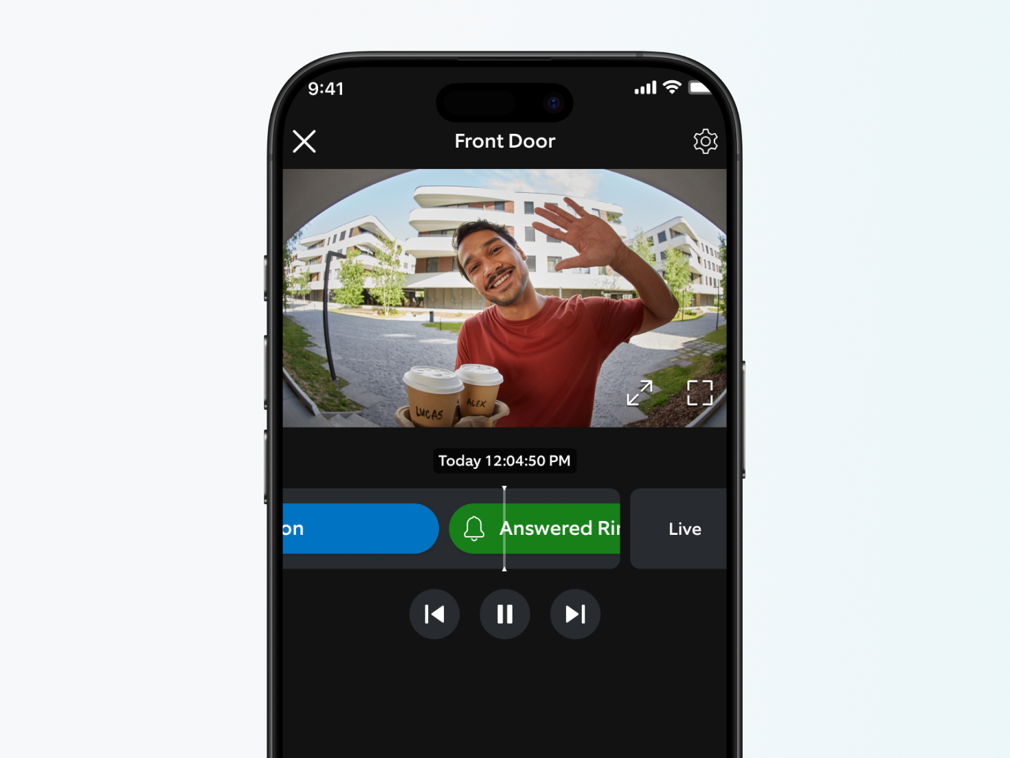 Smartphonescherm met een video-opname van een zwaaiende man.