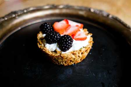 sparkle kitchen: granola berry breakfast tarts