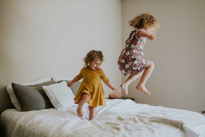 jumping-on-the-bed t20 QalVwW