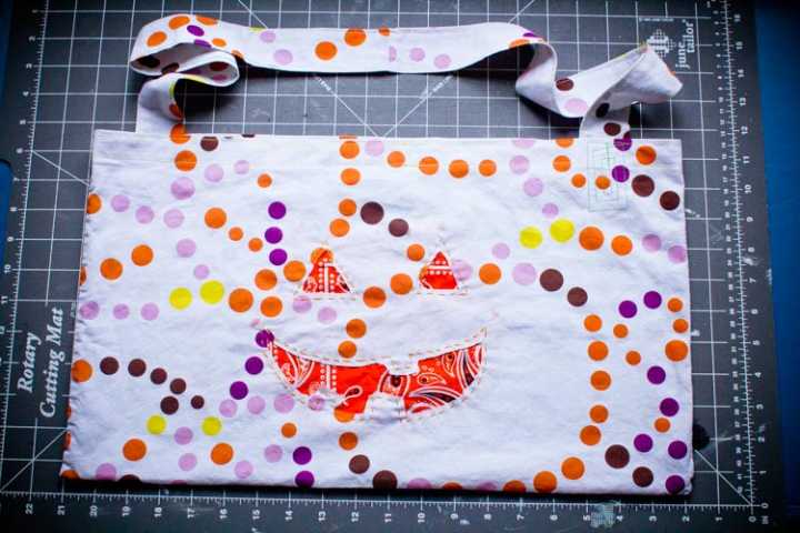 pillowcase cross-body trick-or-treat bag 15 |www.sparklestories.com| by thistle by thimble